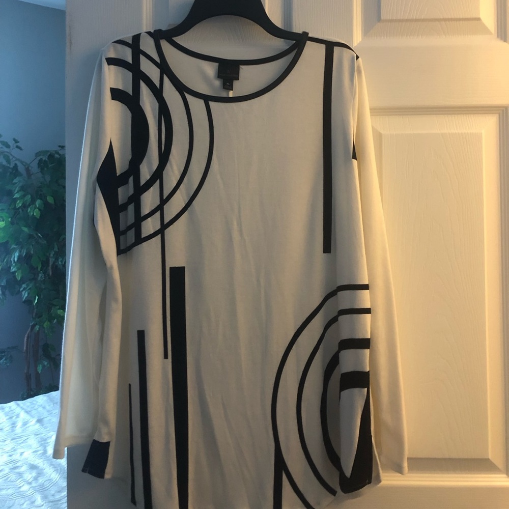 White/black Long Sleeve Size XL
